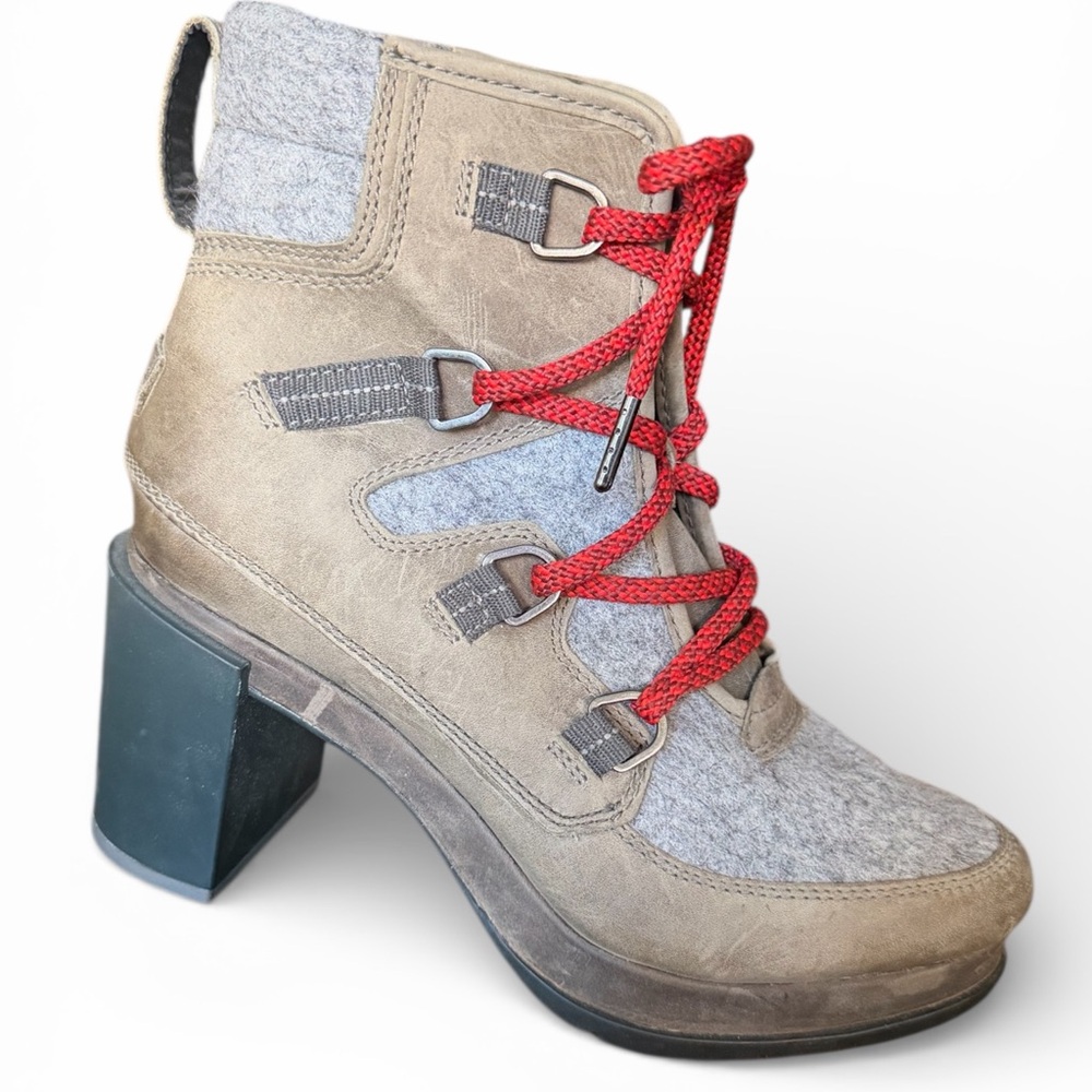 Sorel Quarry felt lace up Boot.